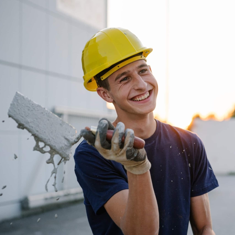 HABAU Lehrling mit Maurerkelle in der Hand arbeitet