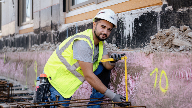 Unser Lehrling Emre beim ausmessen.